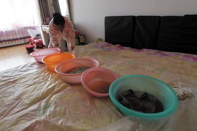 甘泉楼上漏水，住户失联，小区没物管，业主维权难！律师来支招……